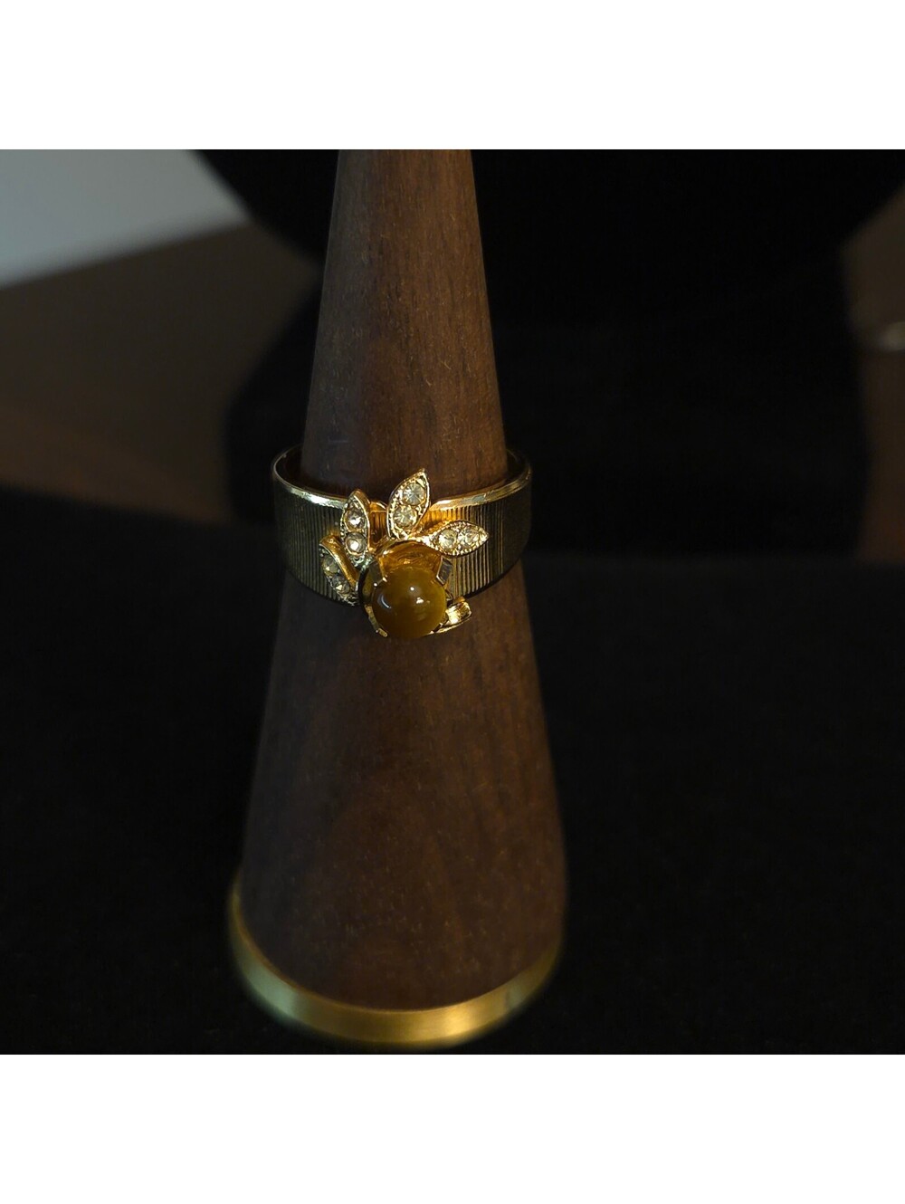 Vintage Size 7 14K HGE Ring with Brown Cats Eye
